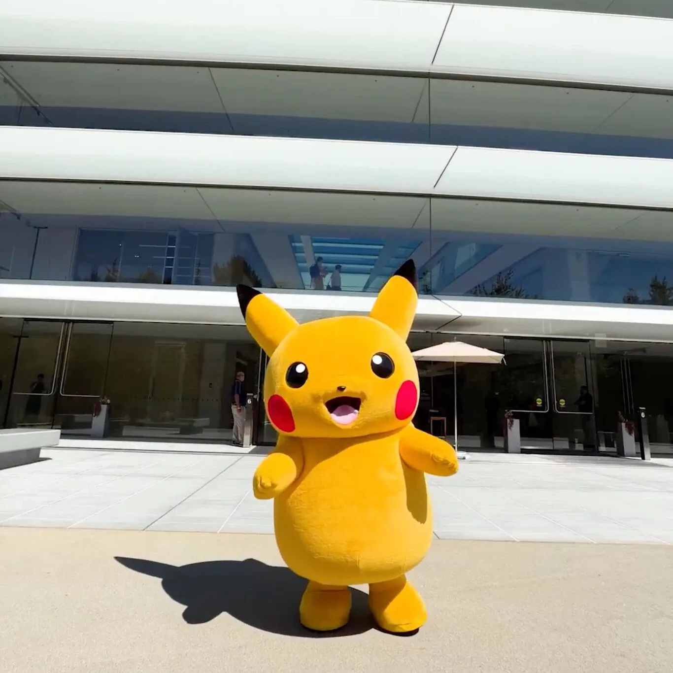 Pikachu asalta el Apple Park en una visita viral junto a Tim Cook