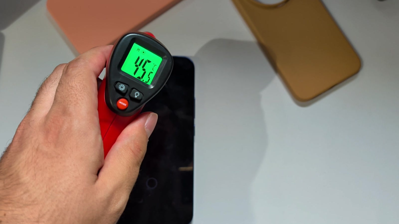 Medición de temperatura con termómetro láser durante las pruebas de rendimiento
