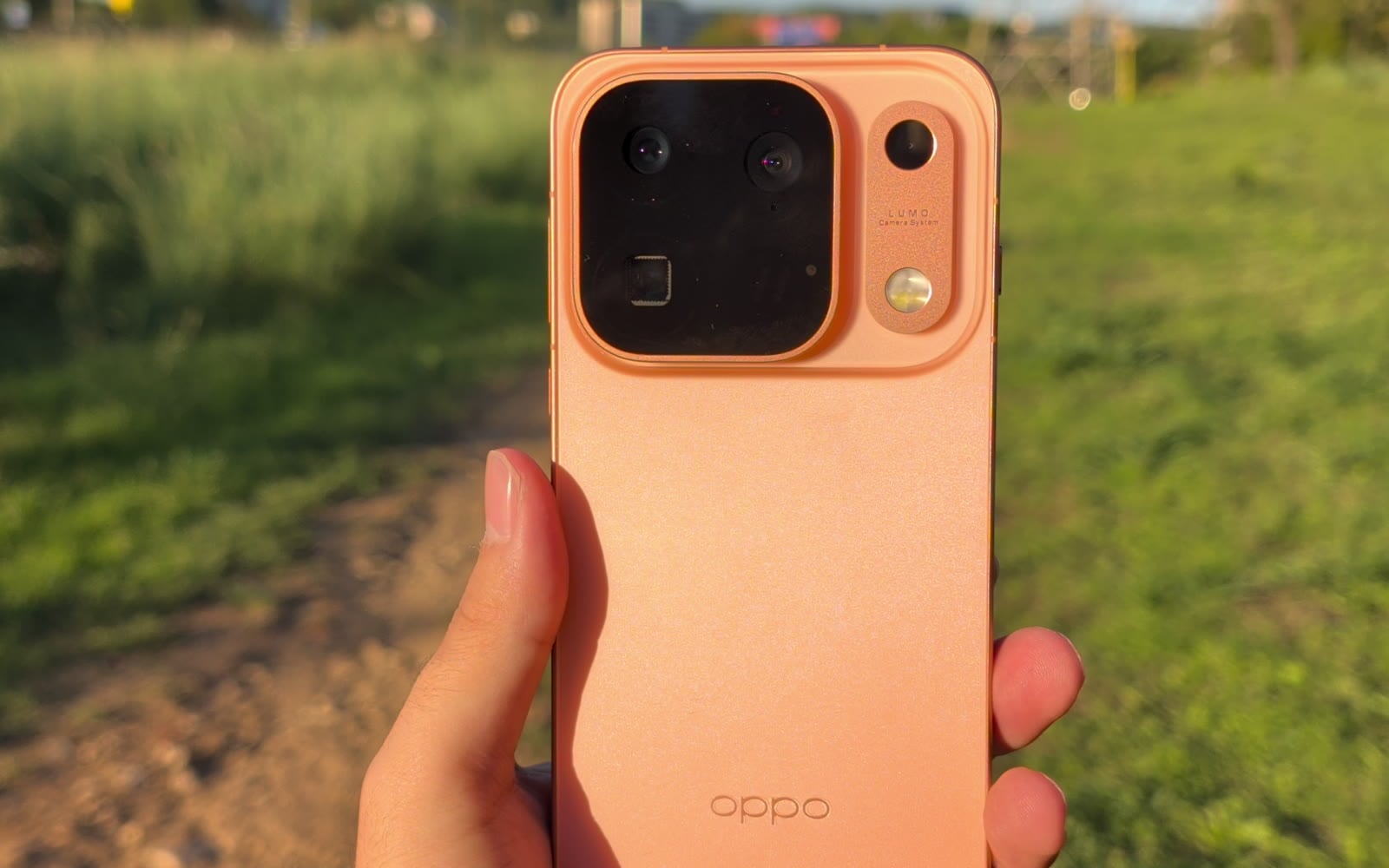 Oppo Find X10 Pro Max en naranja: módulo de cámaras Hasselblad con tres sensores de 200 MP