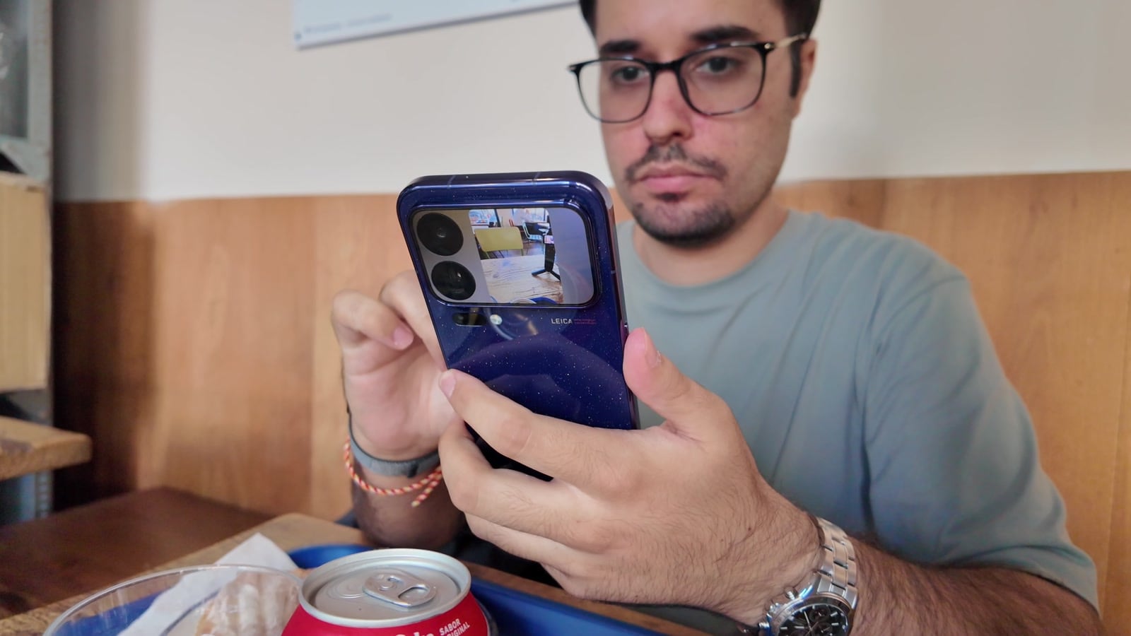 Grabación con la cámara principal de 200 MP usando la pantalla trasera como visor