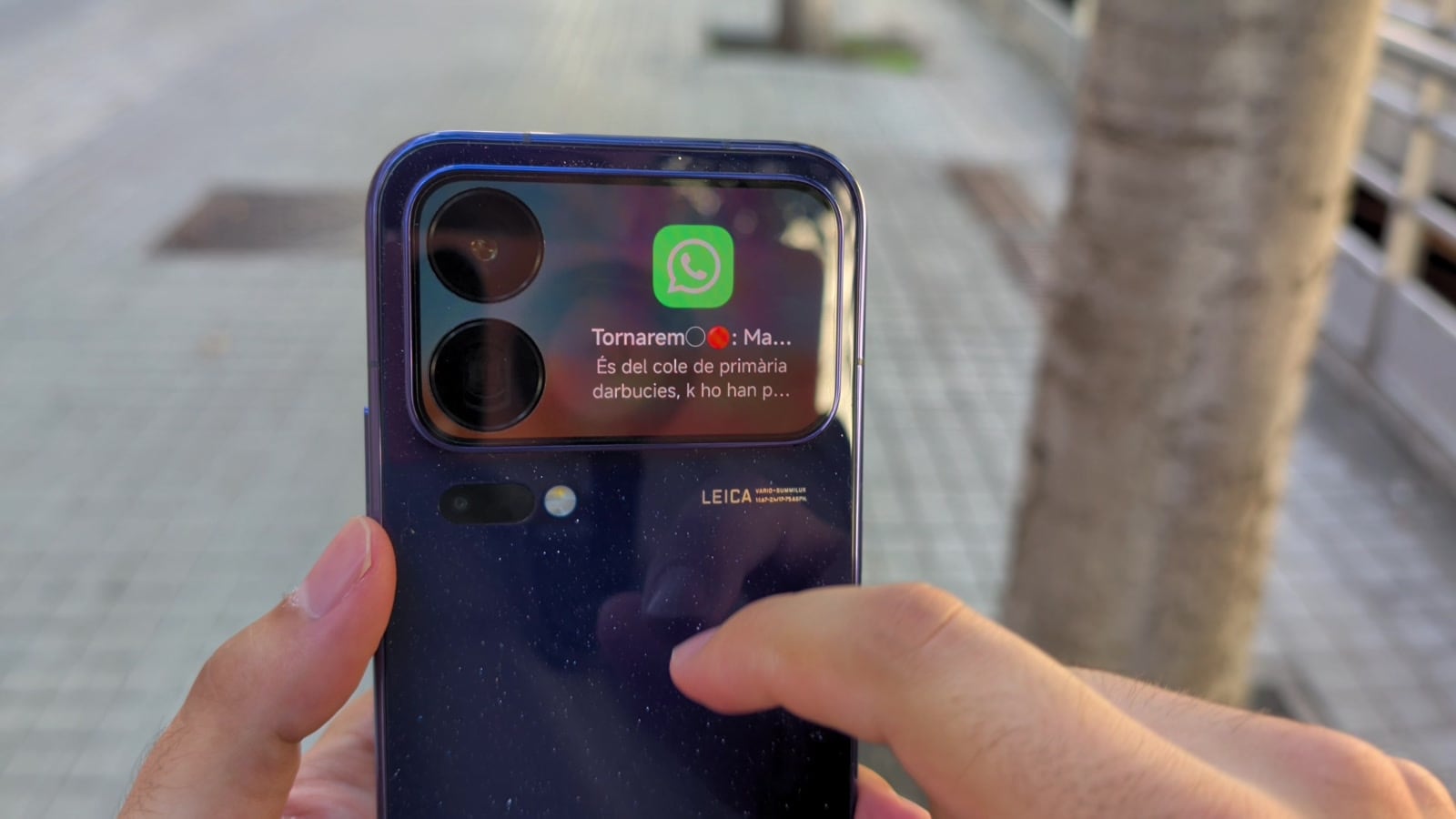 Las notificaciones aparecen en la pantalla trasera con el móvil boca abajo
