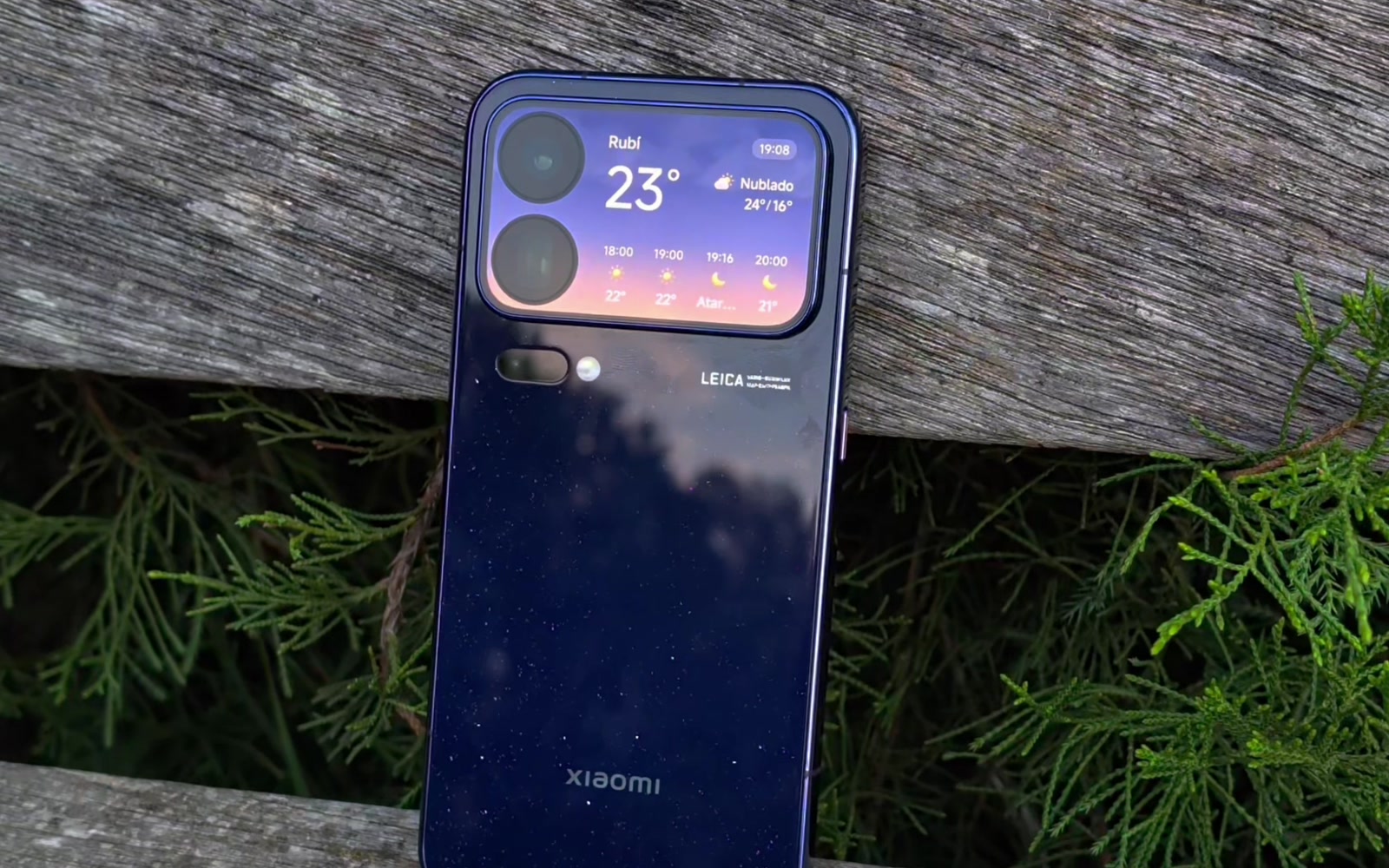 Xiaomi 18 Pro Max en azul con la pantalla trasera encendida