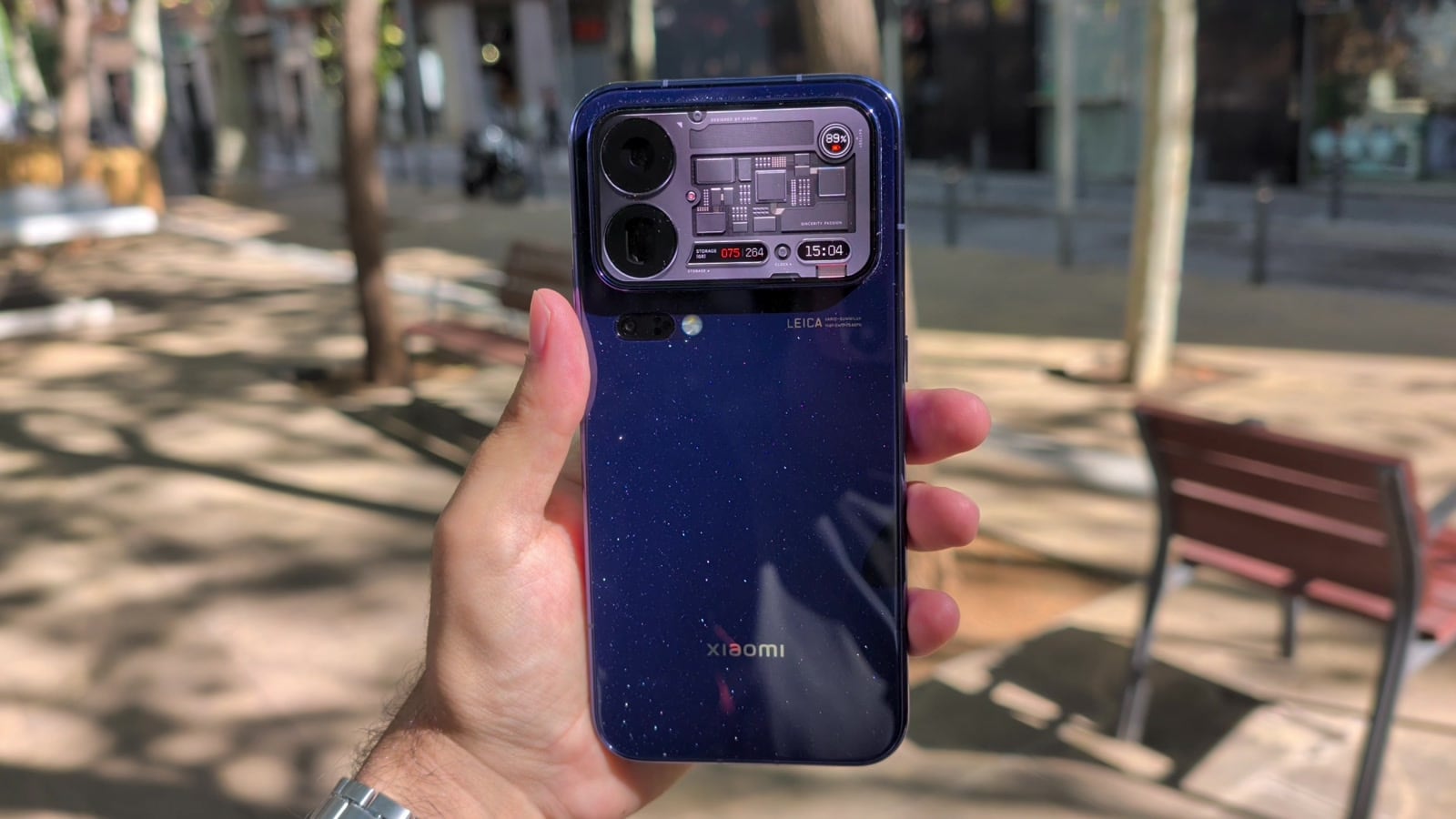 El Xiaomi 18 Pro Max en azul, con acabado brillante de efecto estrellado