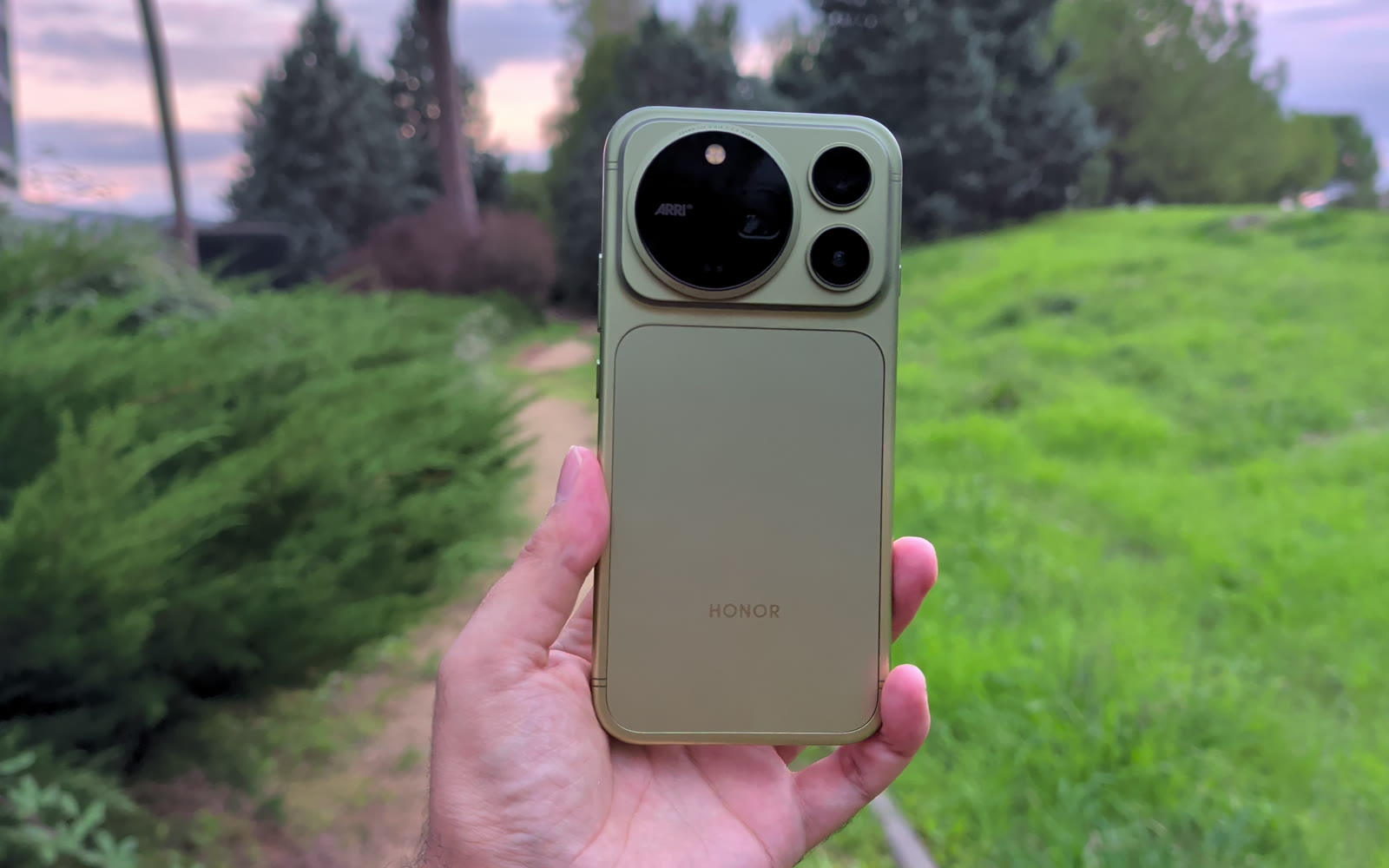 Honor Magic 9 Pro Max en verde, vista trasera con el módulo de cámaras ARRI