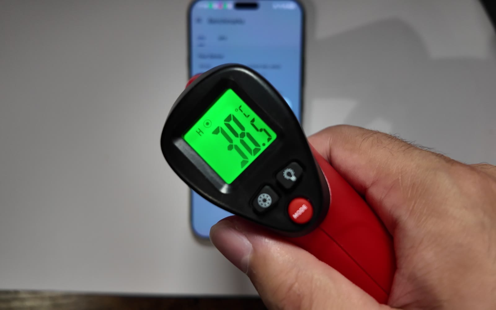 Termómetro láser midiendo el Honor Magic 9 Pro Max durante Geekbench: unos 38 °C