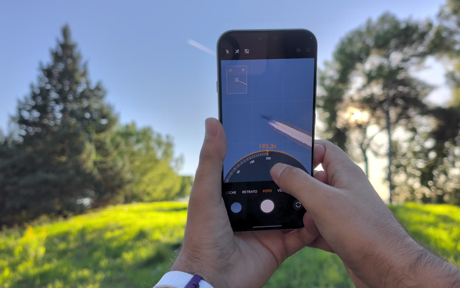 Zoom de 200 aumentos del Honor Magic 9 Pro Max apuntando a un avión