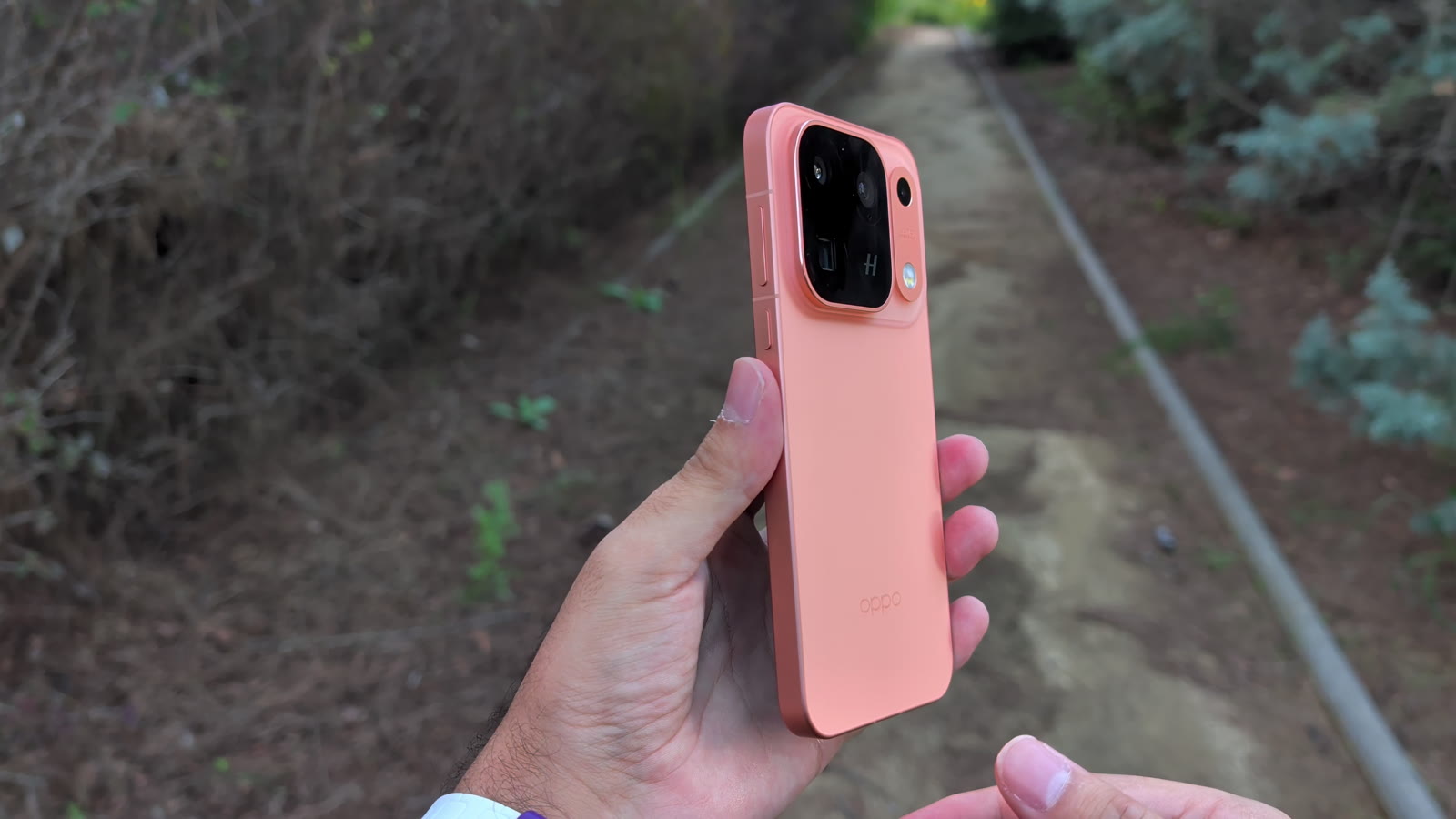 Oppo Find X10 Pro Max en naranja, vista trasera con el módulo de cámaras Hasselblad