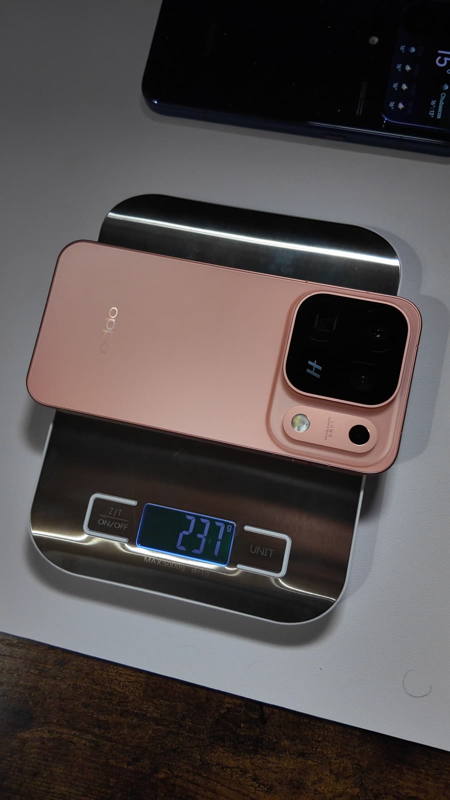 Oppo Find X10 Pro Max en una báscula de cocina: 237 gramos