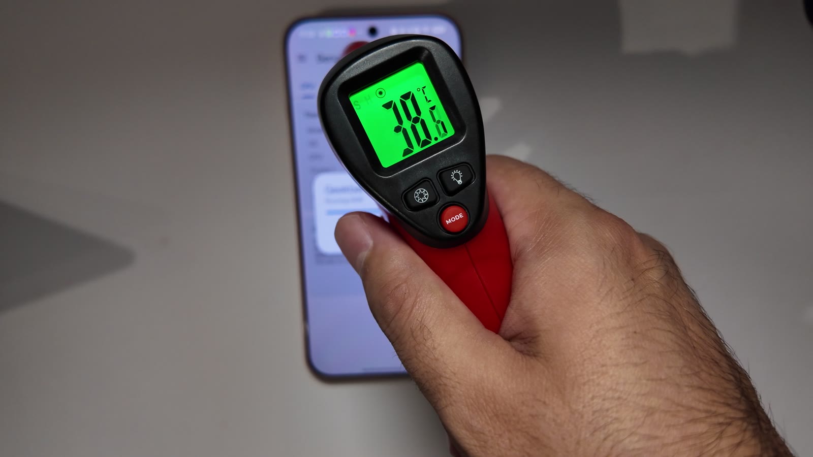 Termómetro láser marcando 38 °C sobre el Oppo Find X10 Pro Max tras Geekbench